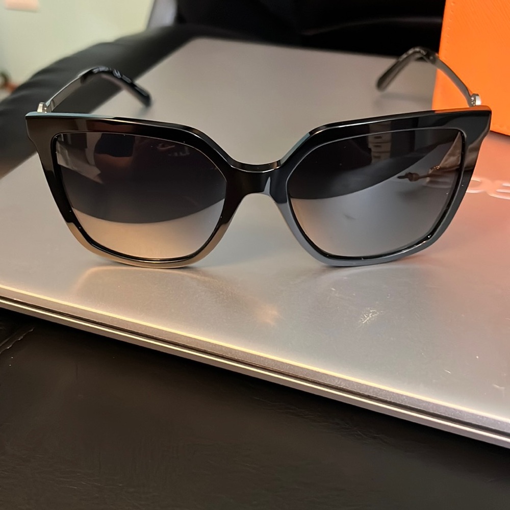 [NWT] Tory Burch Polarized Sunglasses - Black